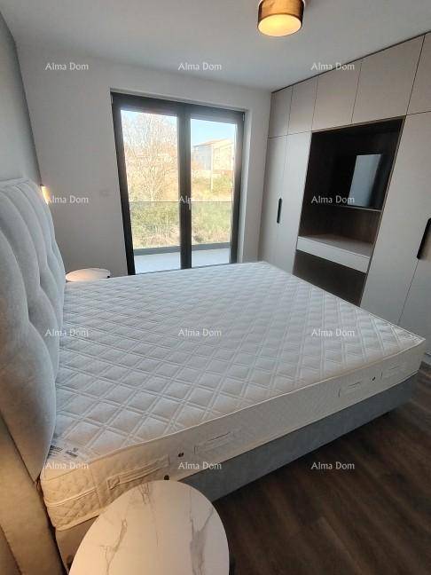 Schlafzimmer mit großem Fenster, modernem Bett und integriertem Kleiderschrank.