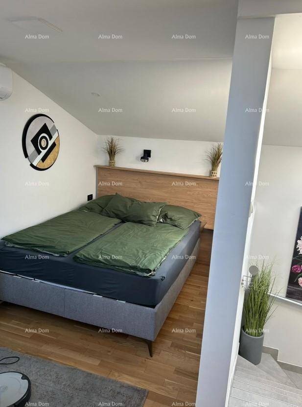 Gemütliches Schlafzimmer mit Doppelbett, Holzkopfteil und Dachschräge.