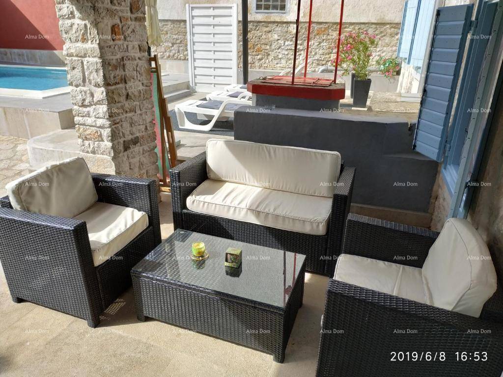 Überdachte Terrasse mit bequemen Outdoor-Sitzmöbeln, ideal für entspannte Stunden im Freien.