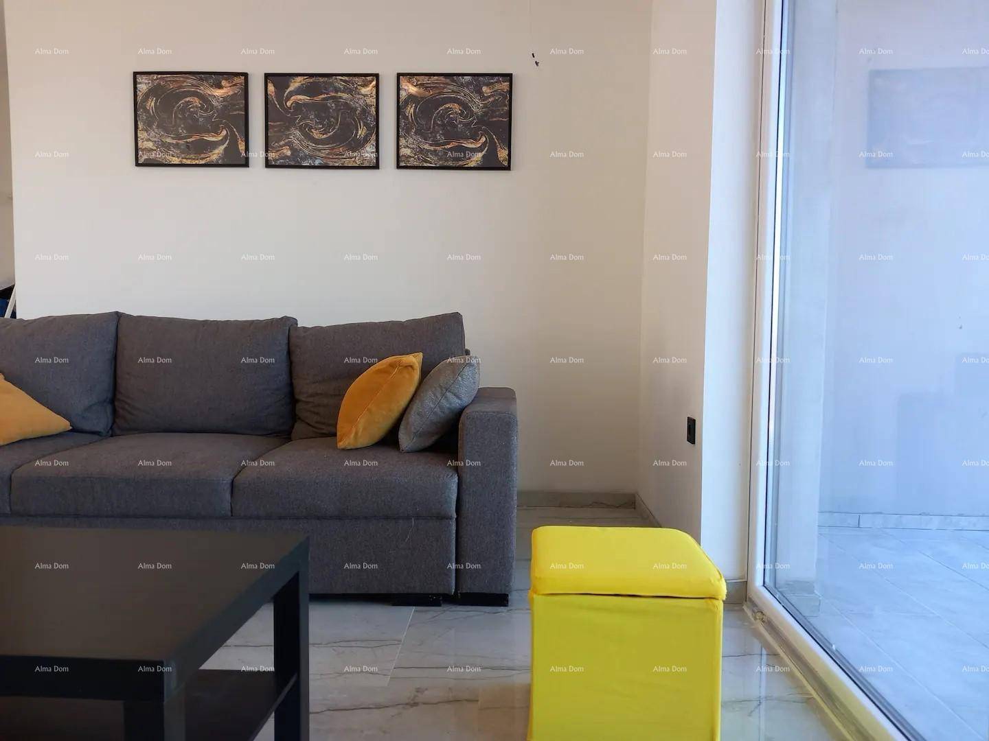 Wohnzimmer mit grauem Sofa, modernem Dekor und Zugang zur Terrasse.