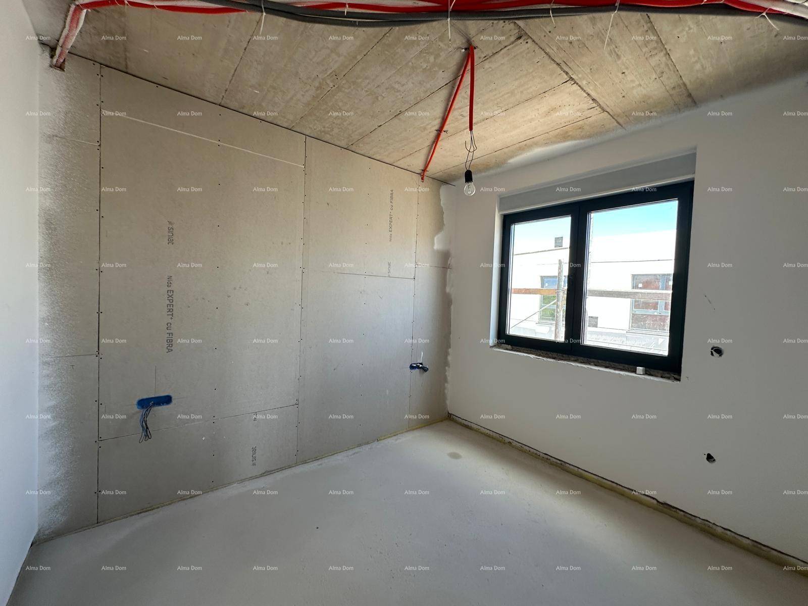 Schlafzimmer im Rohbau mit teilweise gestrichenen Wänden, sichtbaren Leitungen und einem Fenster.