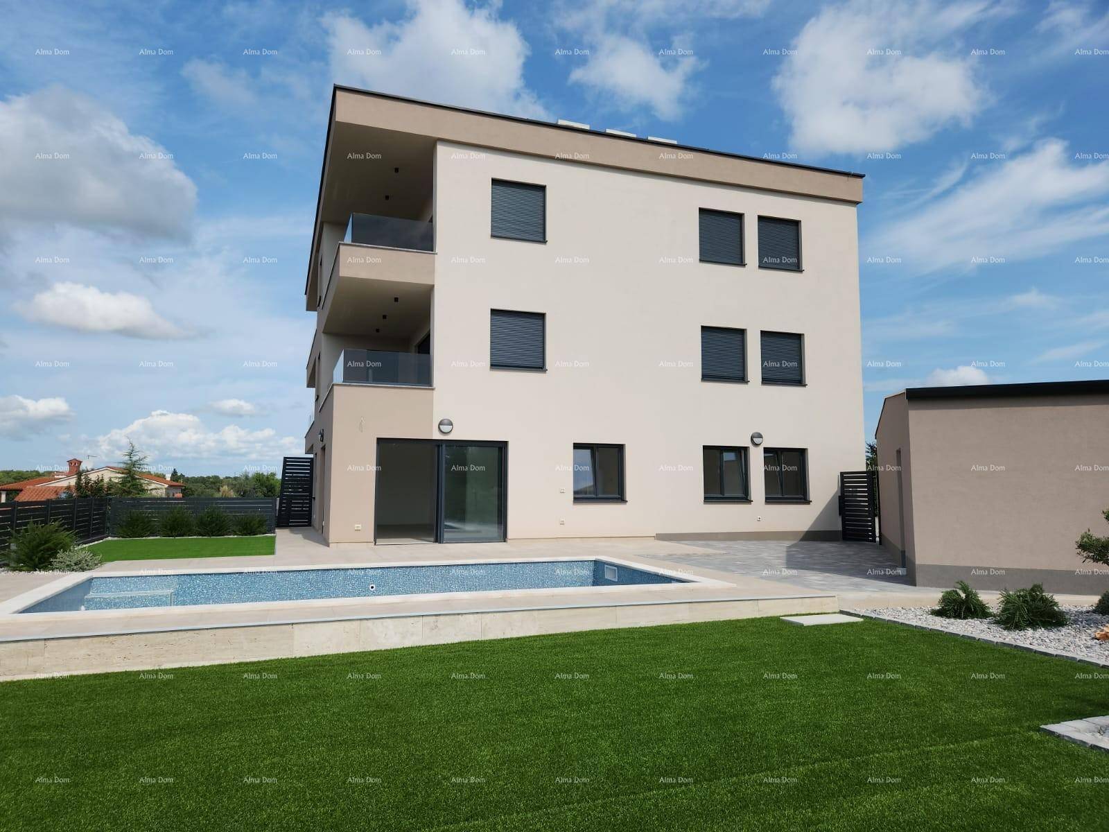 Neubau-Wohngebäude mit modernem Design, Außenpool und weitläufiger Rasenfläche unter klarem Himmel.