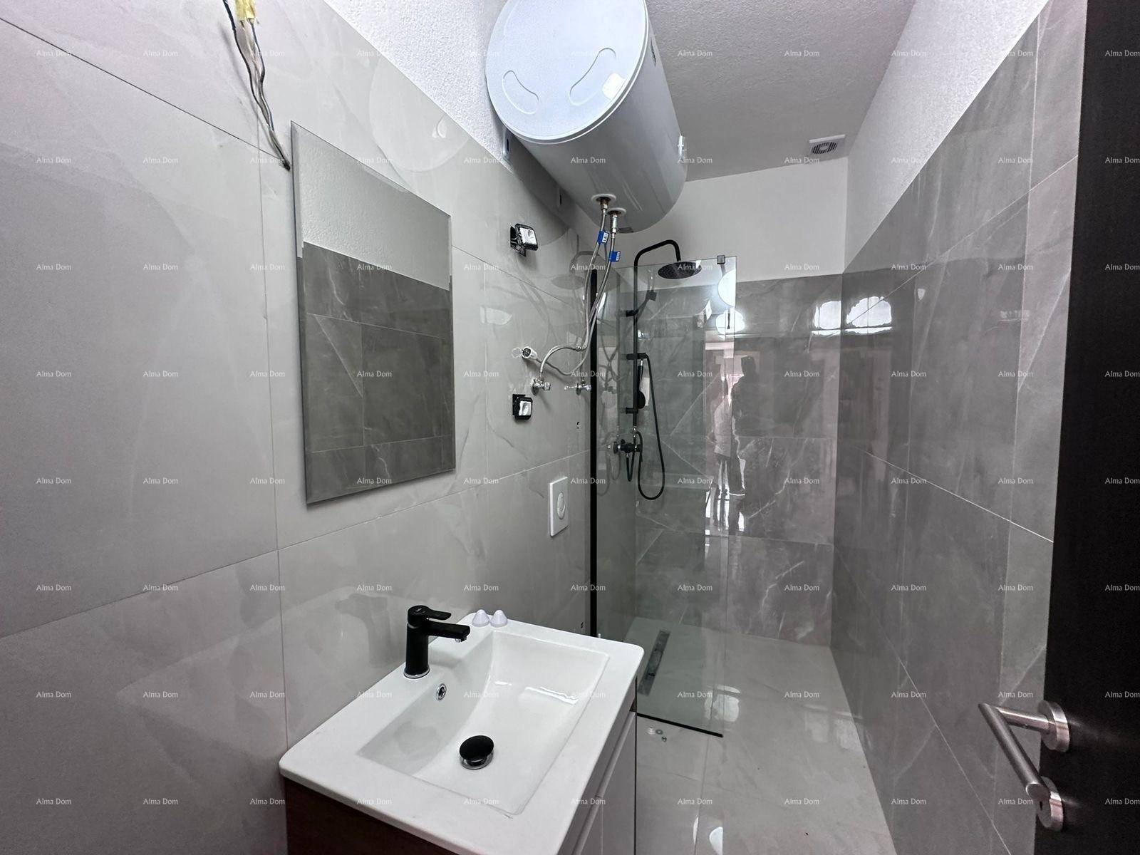 Modernes Badezimmer mit Einzelwaschbecken, begehbarer Dusche und Warmwasserboiler.
