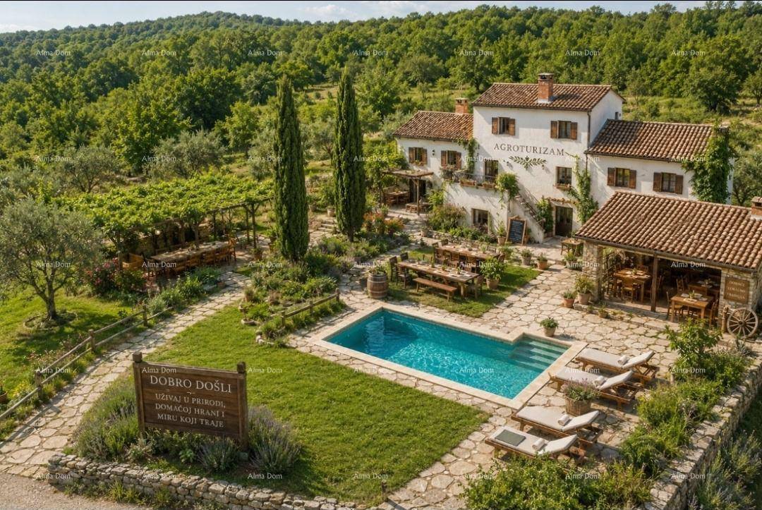 Luftaufnahme einer weitläufigen mediterranen Anlage mit Pool, Restaurantbereich und umgebender Natur.