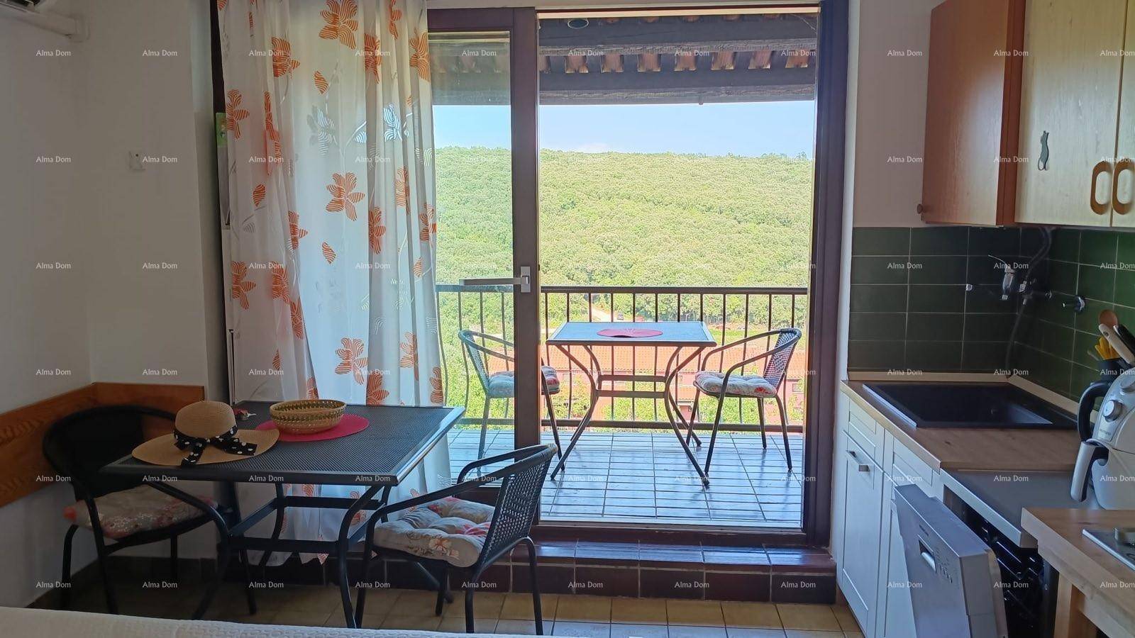 Heller Wohnbereich mit Esstisch und Zugang zum Balkon, bietet einen schönen Blick ins Grüne.