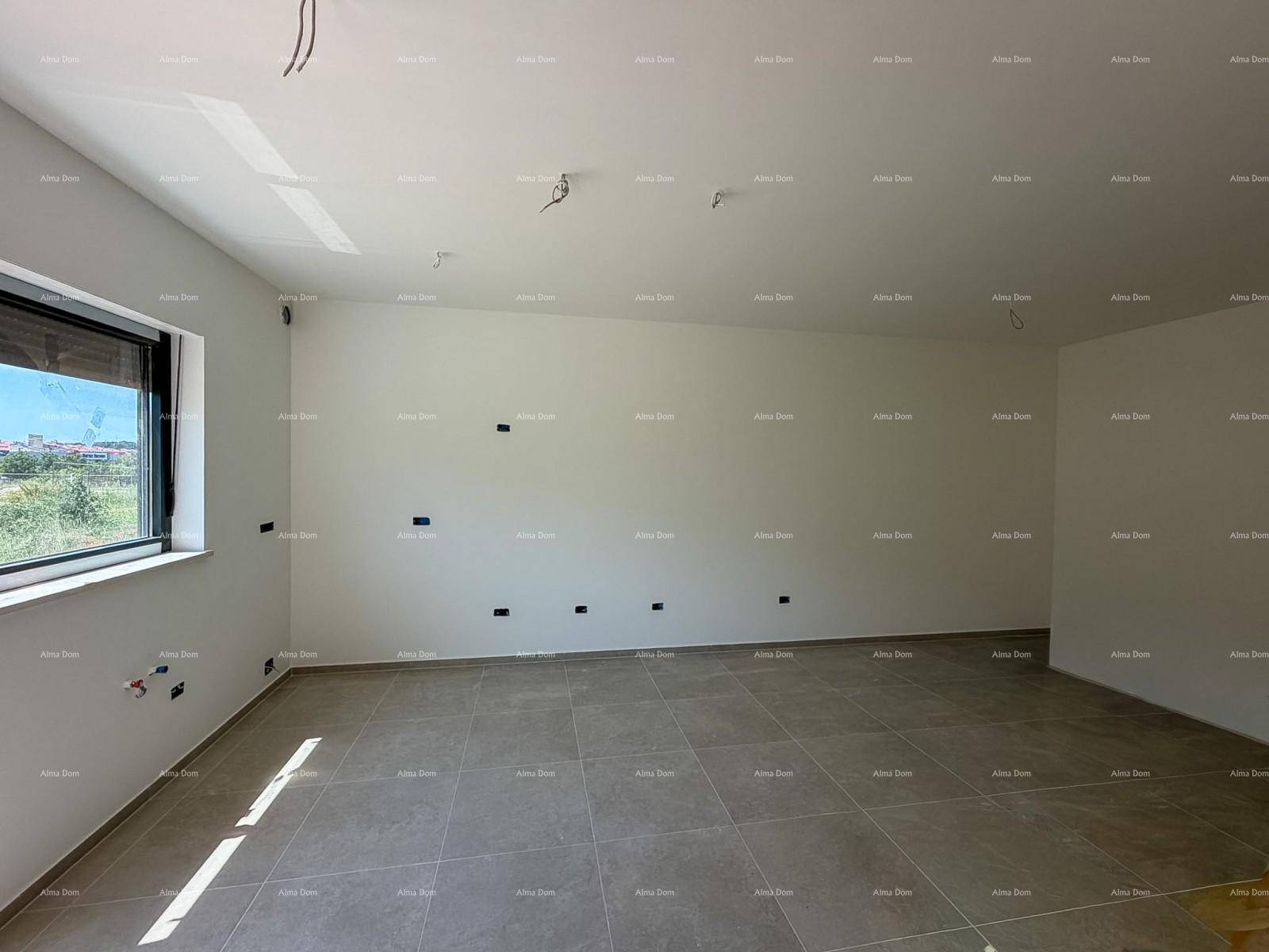 Geräumiger Wohnbereich mit hellen Fliesen und weißen Wänden, vorbereitet für Elektroinstallationen.