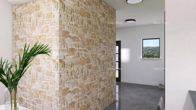 Heller Flur mit markanter Steinwand, dekorativer Pflanze und Fenster mit grüner Aussicht.