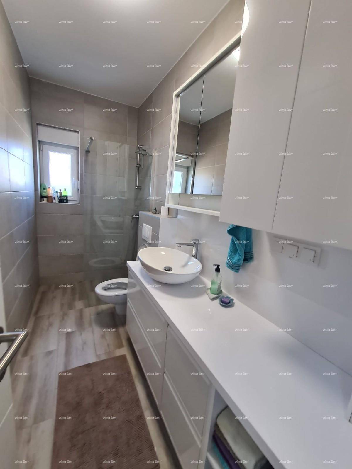 Elegantes Badezimmer mit modernem Waschbecken, großem Spiegelschrank und geräumiger begehbarer Dusche.