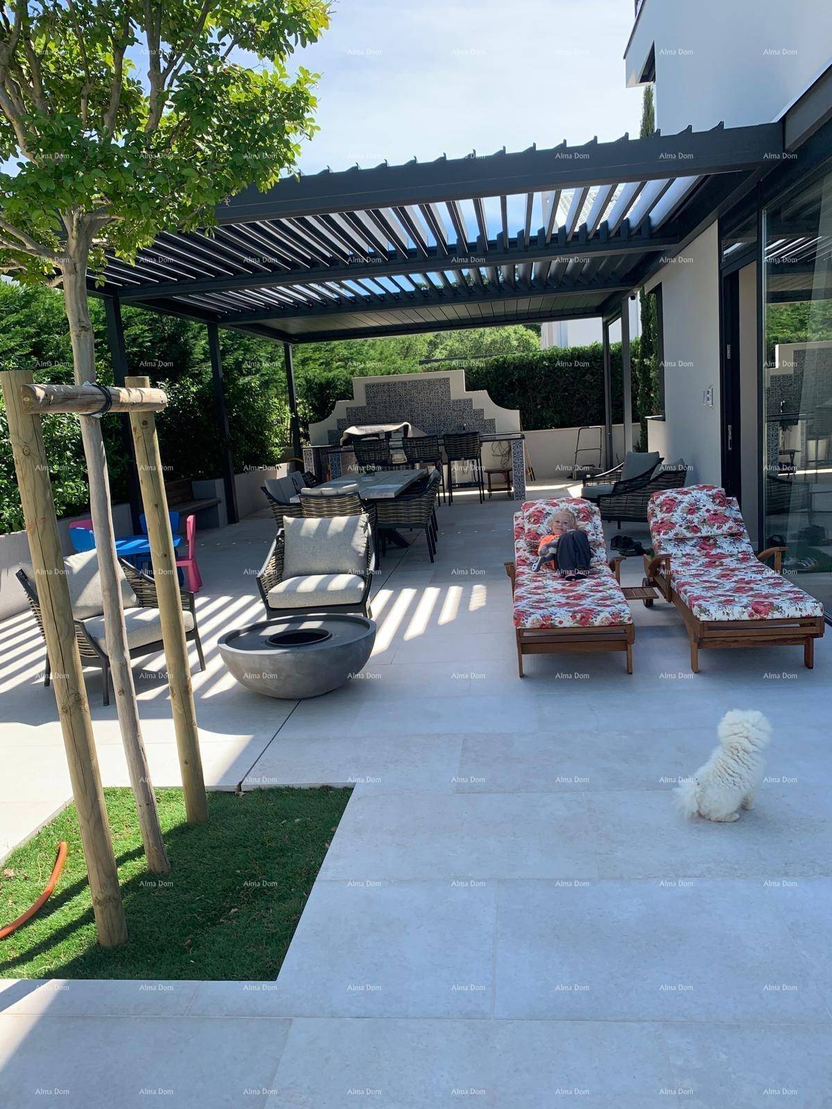 Geräumige Terrasse mit Pergola, Essbereich und Liegestühlen, ideal für Entspannung im Freien.