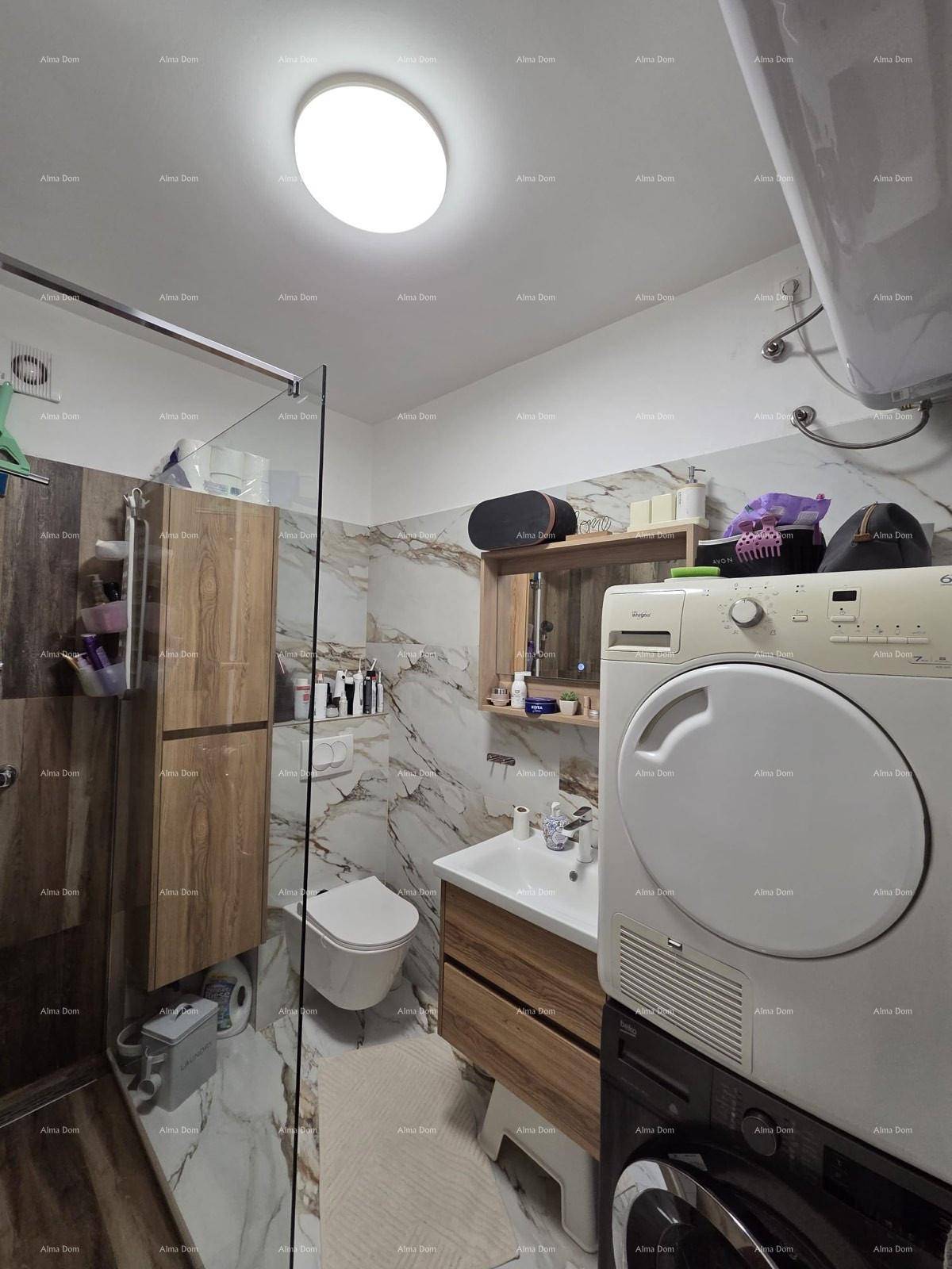 Modernes Badezimmer mit begehbarer Dusche, Waschmaschine, Trockner und Marmorfliesen.