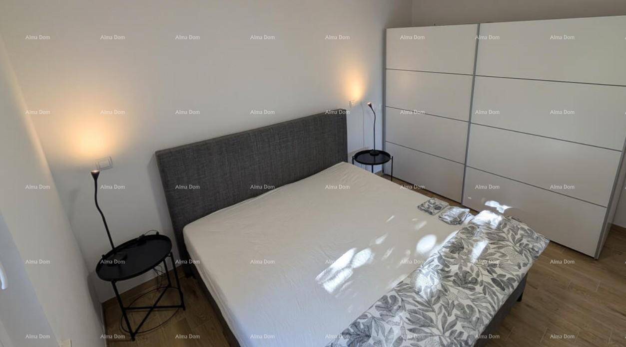 Schlafzimmer mit Doppelbett, Nachttischen und großem weißen Einbauschrank für viel Stauraum.