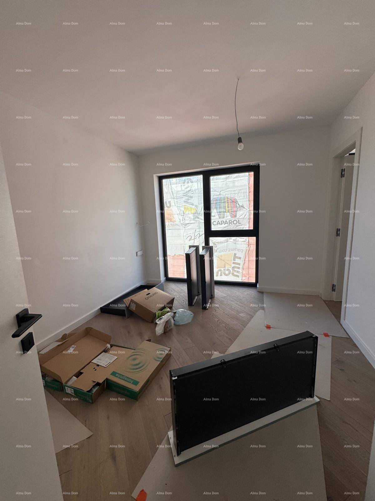 Unmöblierter Raum in einem Neubau mit Holzboden und großen Fenstern, bereit für den Ausbau.