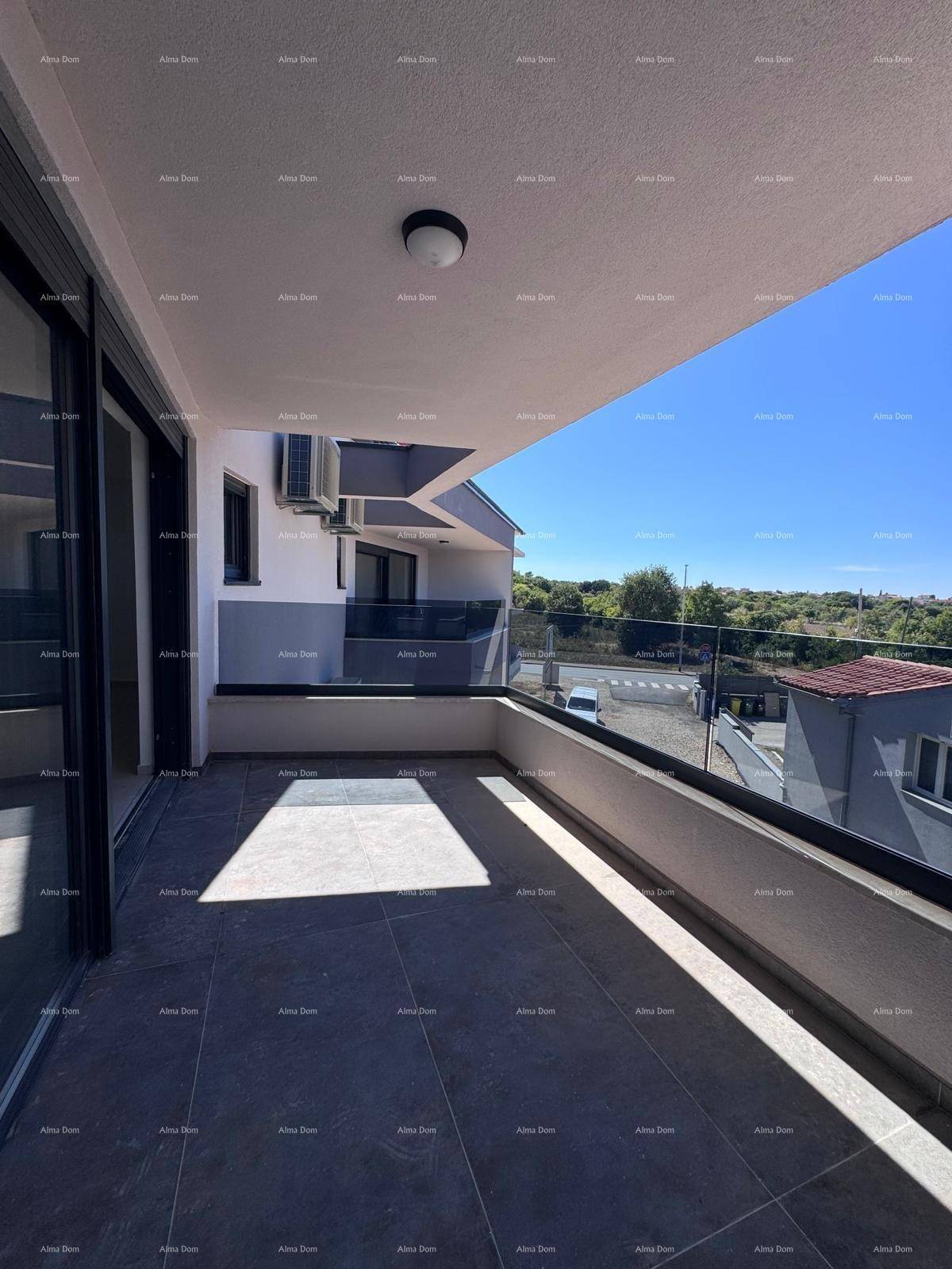 Geräumiger Balkon mit dunklen Fliesen und Glasgeländer, bietet einen weiten Blick auf die Umgebung.