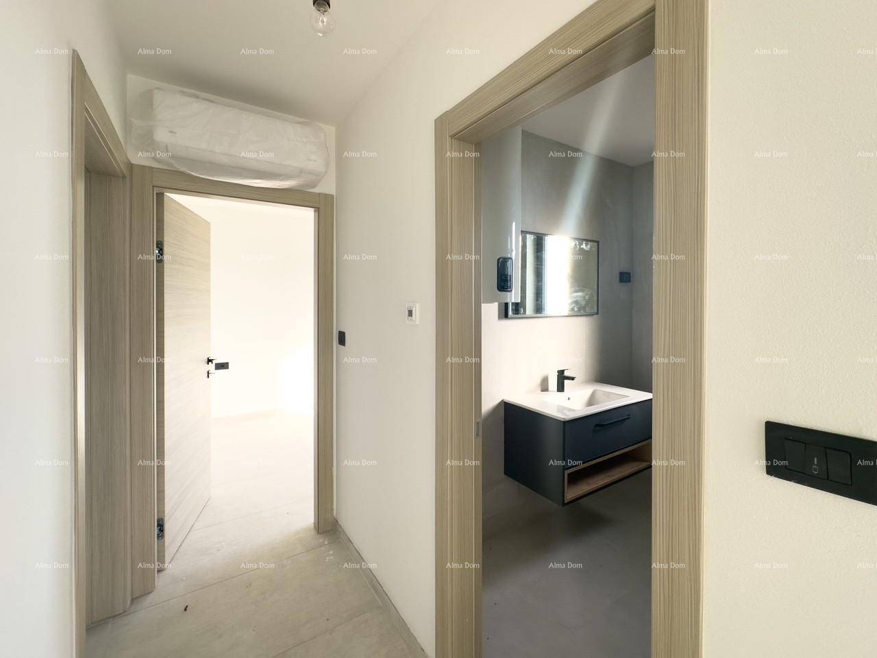 Flur mit Holztüren und Blick in ein modernes Badezimmer mit Waschtisch.