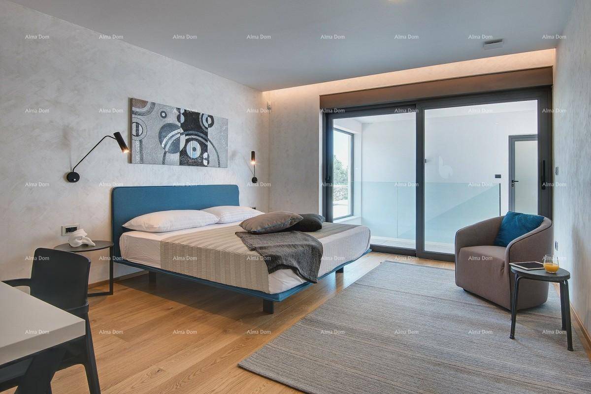 Helles Schlafzimmer mit modernem Bett, Holzboden und großem Fenster mit Zugang zum Außenbereich.