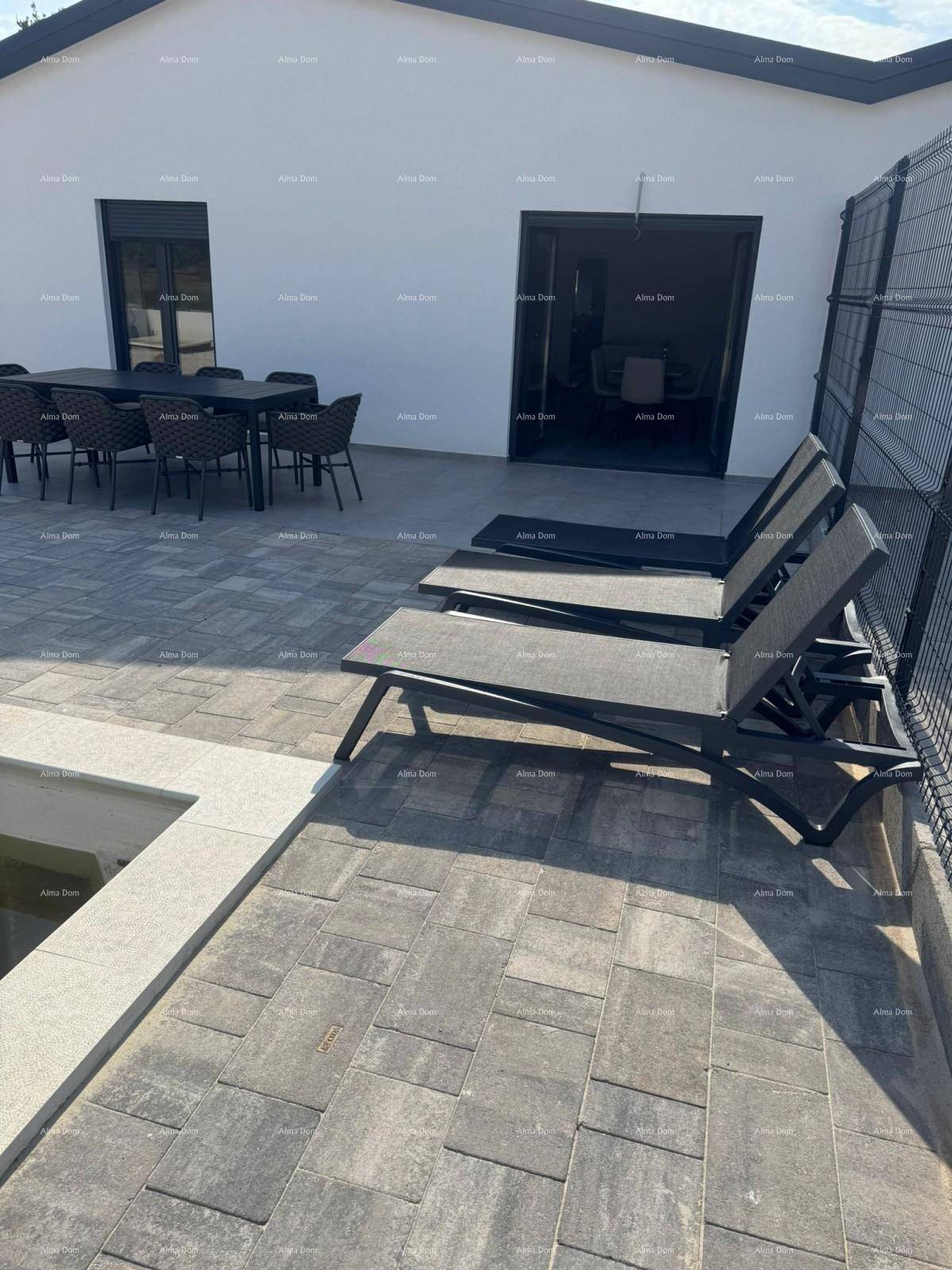 Gepflasterte Terrasse mit Liegestühlen und einem Pool, ideal zum Entspannen unter freiem Himmel.