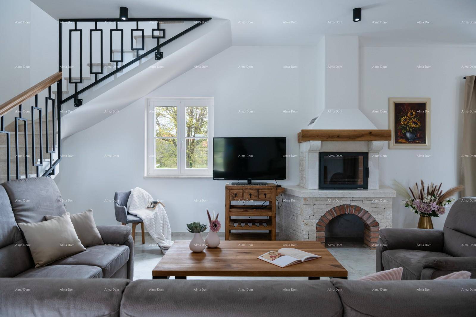 Gemütliches Wohnzimmer mit Kamin, bequemen Sofas und Blick ins Grüne.