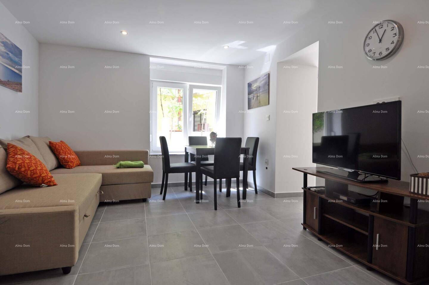 Geräumiger Wohn-Essbereich mit Sofa, Esstisch und Fernseher, hell und modern eingerichtet.