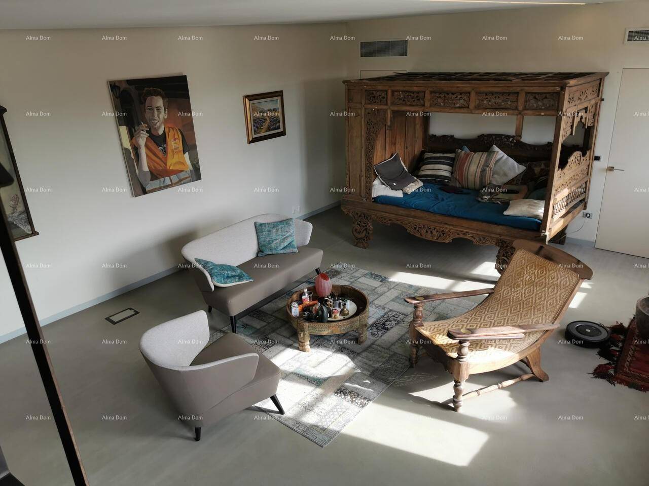 Geräumiges Schlafzimmer mit einem einzigartigen Holzbett, bequemen Sitzmöbeln und modernem Teppich.