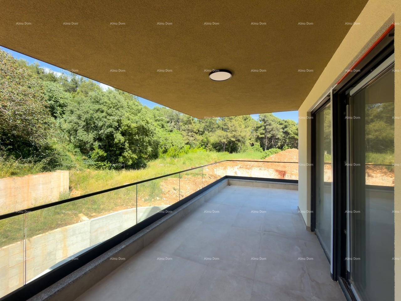 Weitläufige Terrasse mit Blick ins Grüne und modernem Glasgeländer, umgeben von Natur.