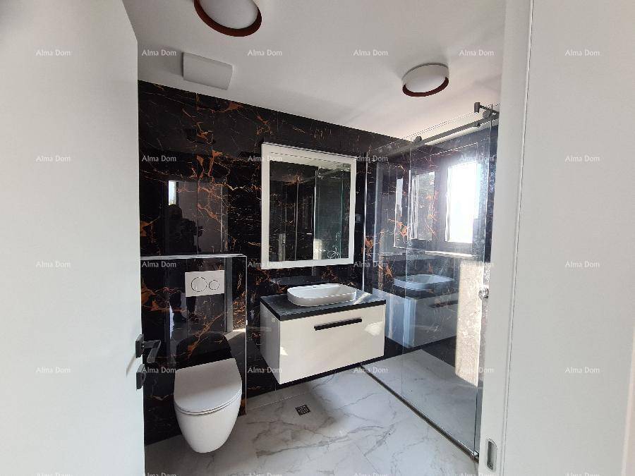 Elegantes Badezimmer mit dunklen Marmorfliesen, modernem Waschtisch und begehbarer Dusche.