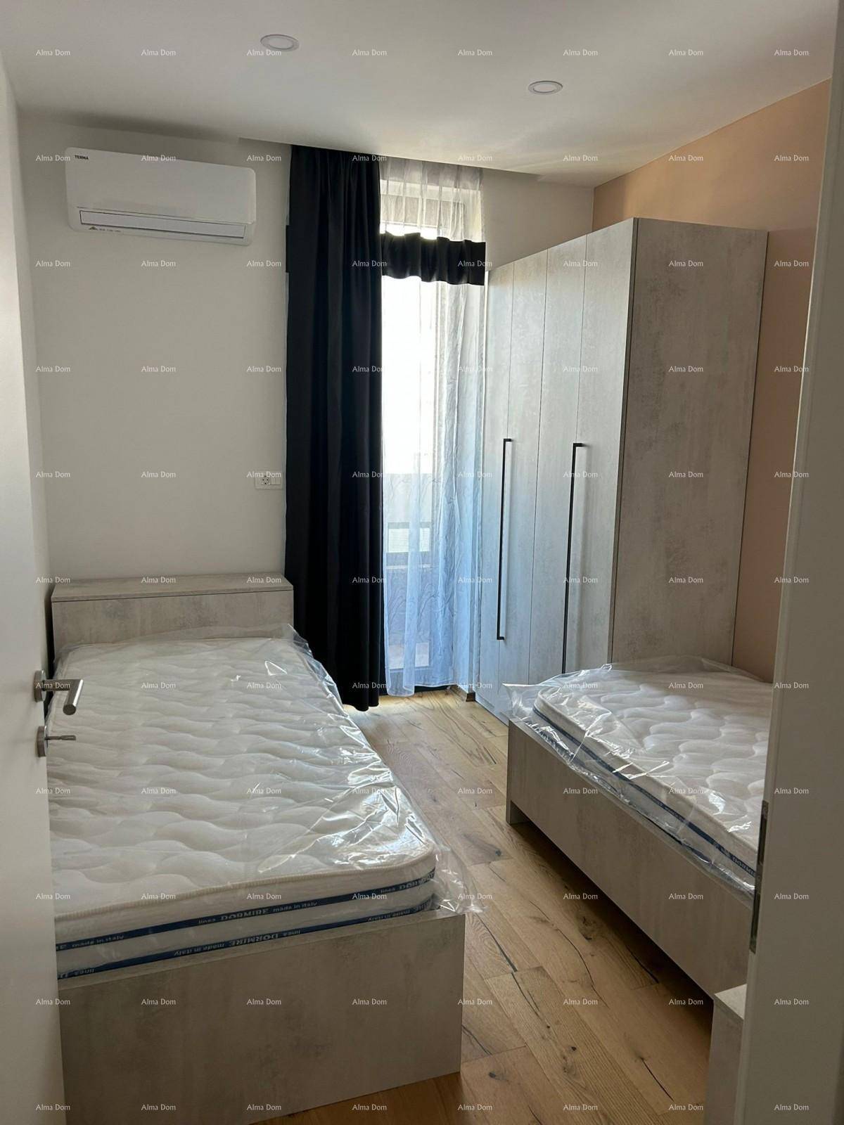 Kinderzimmer oder Gästezimmer mit zwei Einzelbetten und hellem Kleiderschrank.