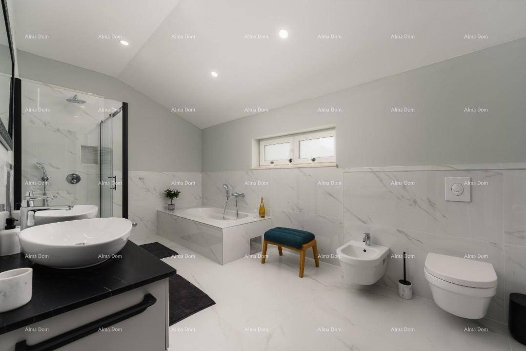 Luxuriöses Badezimmer mit Badewanne, begehbarer Dusche, Bidet und Doppelwaschbecken in Marmoroptik.