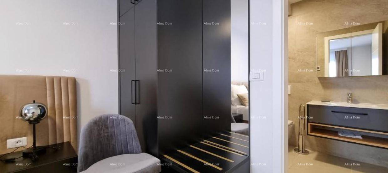 Schlafzimmer mit dunklem Einbauschrank und angrenzendem Badezimmer mit modernem Waschtisch und Spiegelschrank.