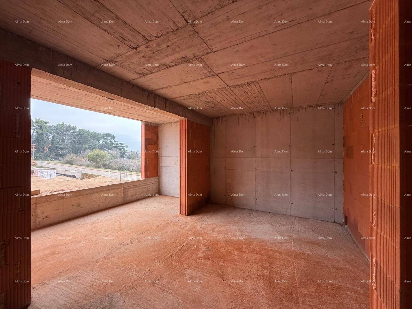 Rohbau-Wohnraum mit großer Fensteröffnung und Blick auf die umliegende Landschaft.