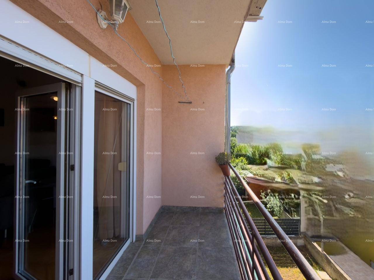 Sonniger Balkon mit Fliesenboden und weitem Blick ins Grüne.