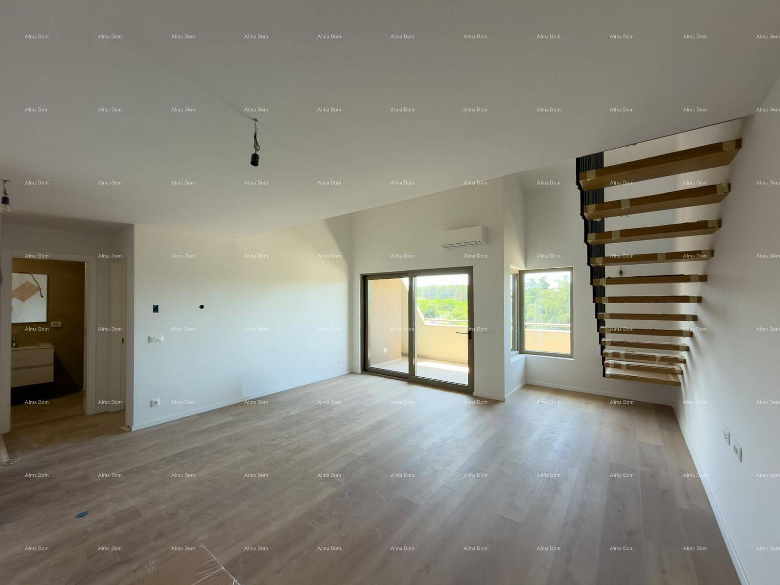 Lichtdurchfluteter Wohnraum mit Holzboden, großen Fenstern und einer stilvollen offenen Treppenkonstruktion.