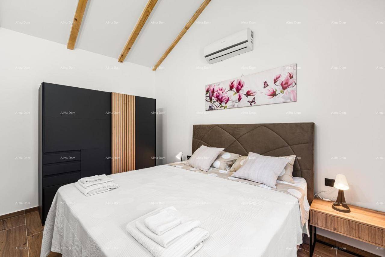 Modernes Schlafzimmer mit Klimaanlage, Holzbalken und einem großen Kleiderschrank.
