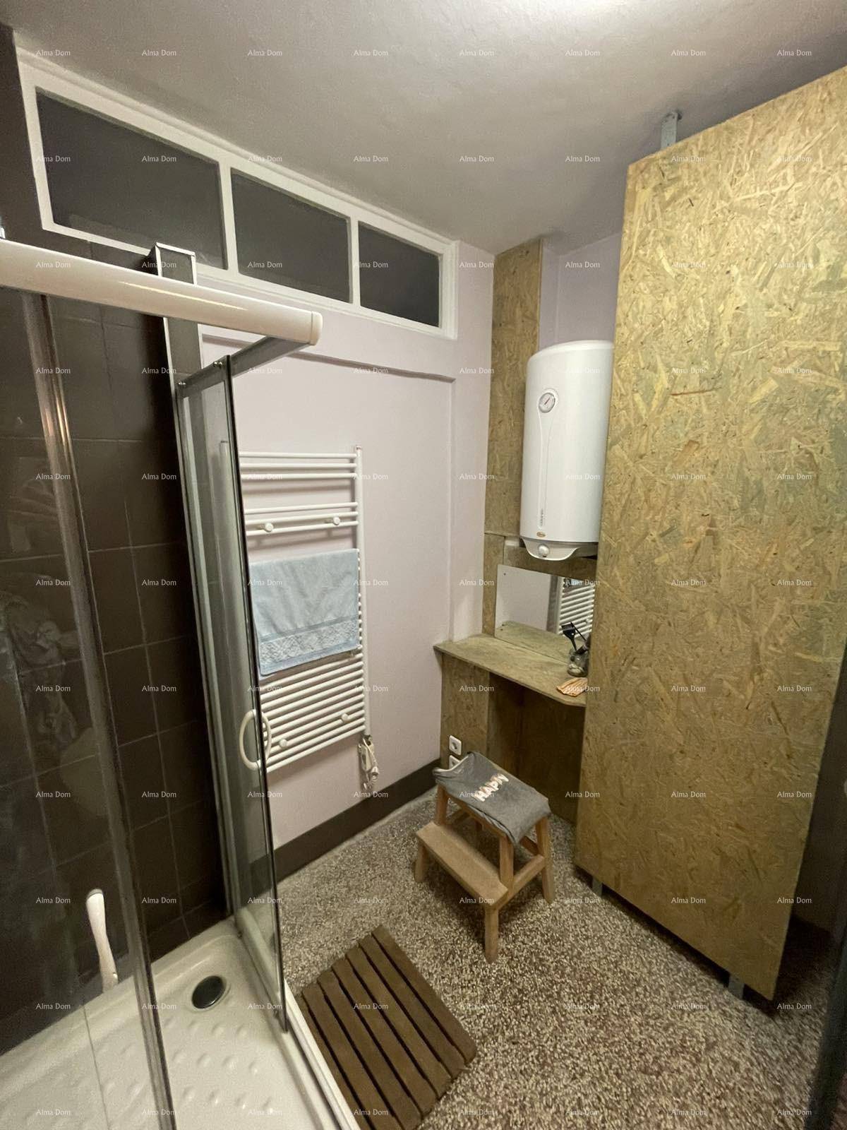 Badezimmer mit Dusche, Handtuchheizkörper und Holzverkleidung, funktional eingerichtet.
