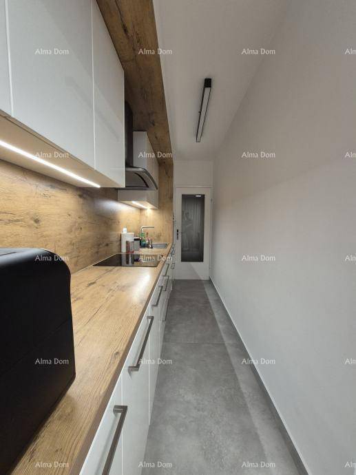 Funktionale, schmale Küche mit modernen weißen Schränken und Holz-Arbeitsplatten.