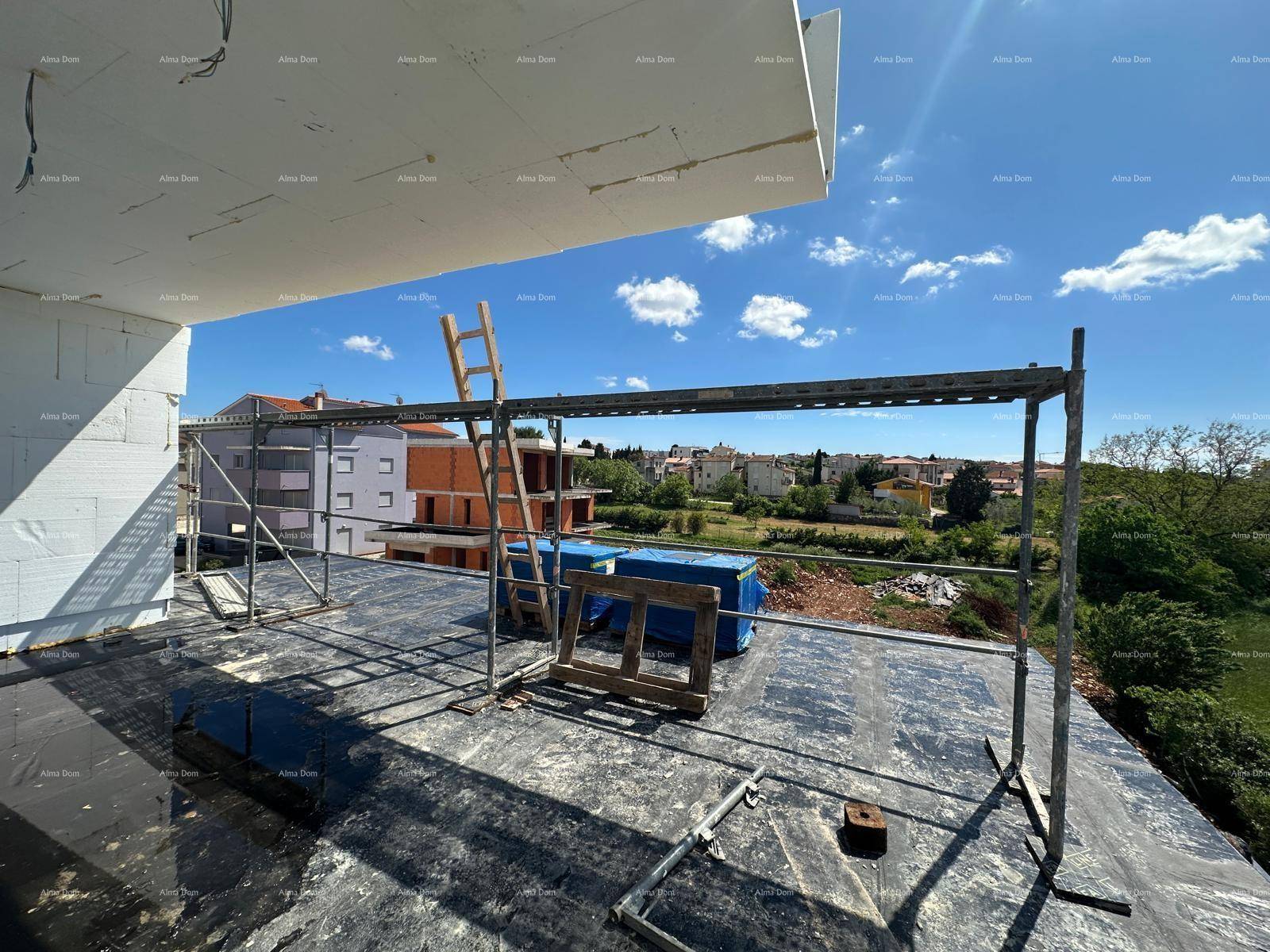 Panoramablick von der Baustelle auf die Umgebung mit weiteren Gebäuden und Natur.