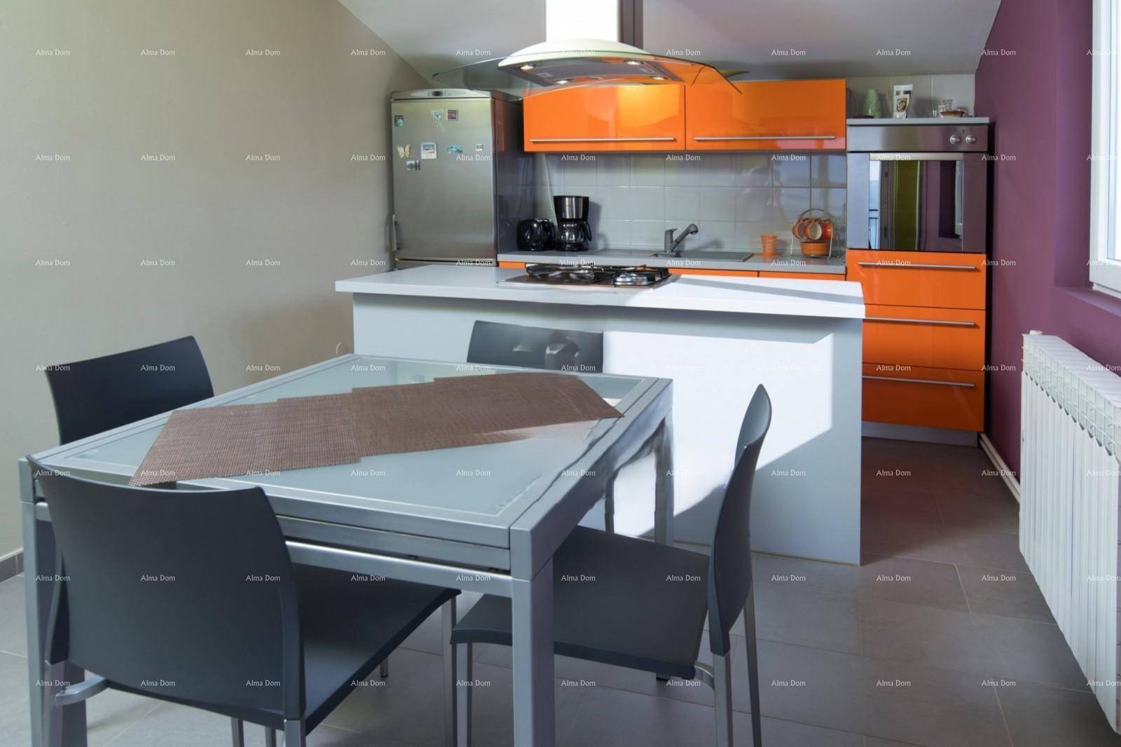 Moderne Küche mit orangefarbenen Fronten, Essbereich und Fliesenboden.