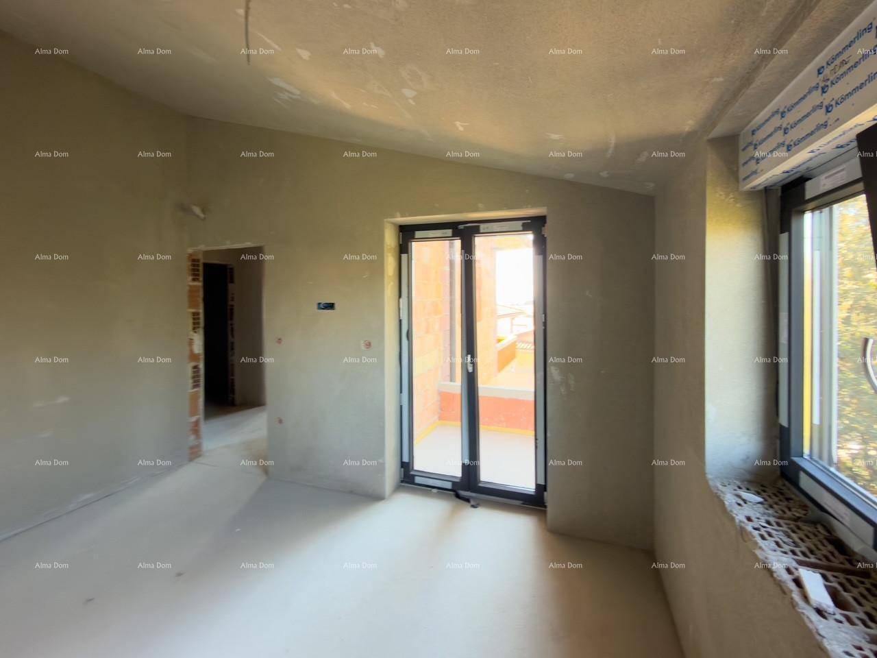 Unfertiger Raum in einem Neubau mit Fenster und Türzugang zu einem Außenbereich.