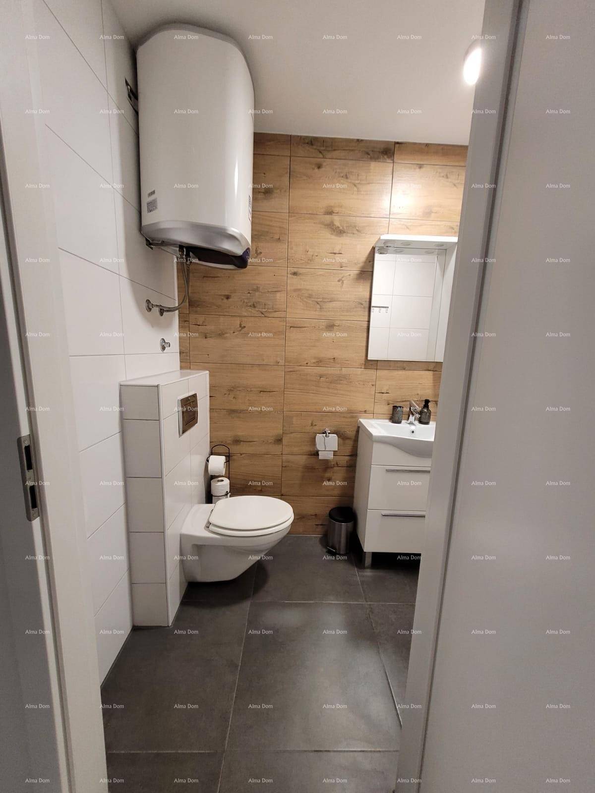 Helles Badezimmer mit modernem WC, Waschtisch und Holzoptik-Wandfliesen.