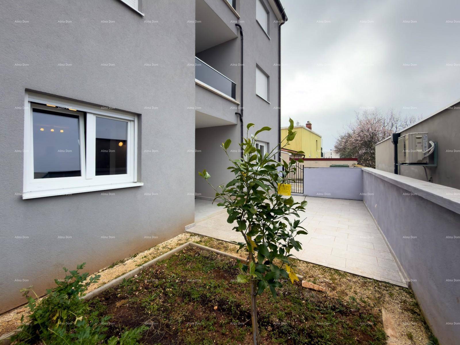 Seitenansicht des Gebäudes mit einem kleinen Gartenbereich und gepflastertem Zugang.
