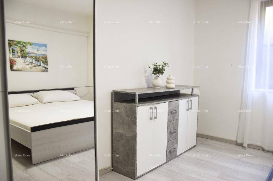 Modernes Sideboard mit Dekoration, gespiegelt in einem großen Wandspiegel im Schlafzimmer.