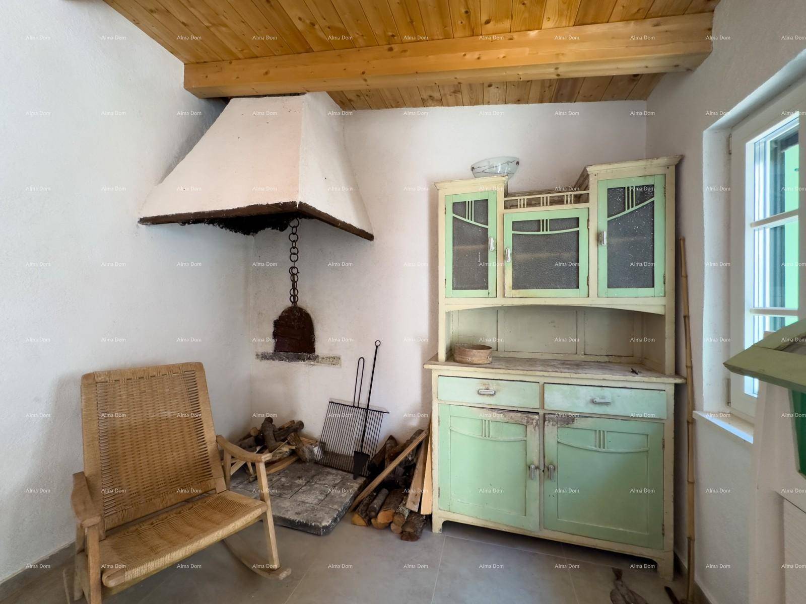 Traditioneller Kochbereich mit offenem Kamin und einem charmanten Vintage-Schrank.
