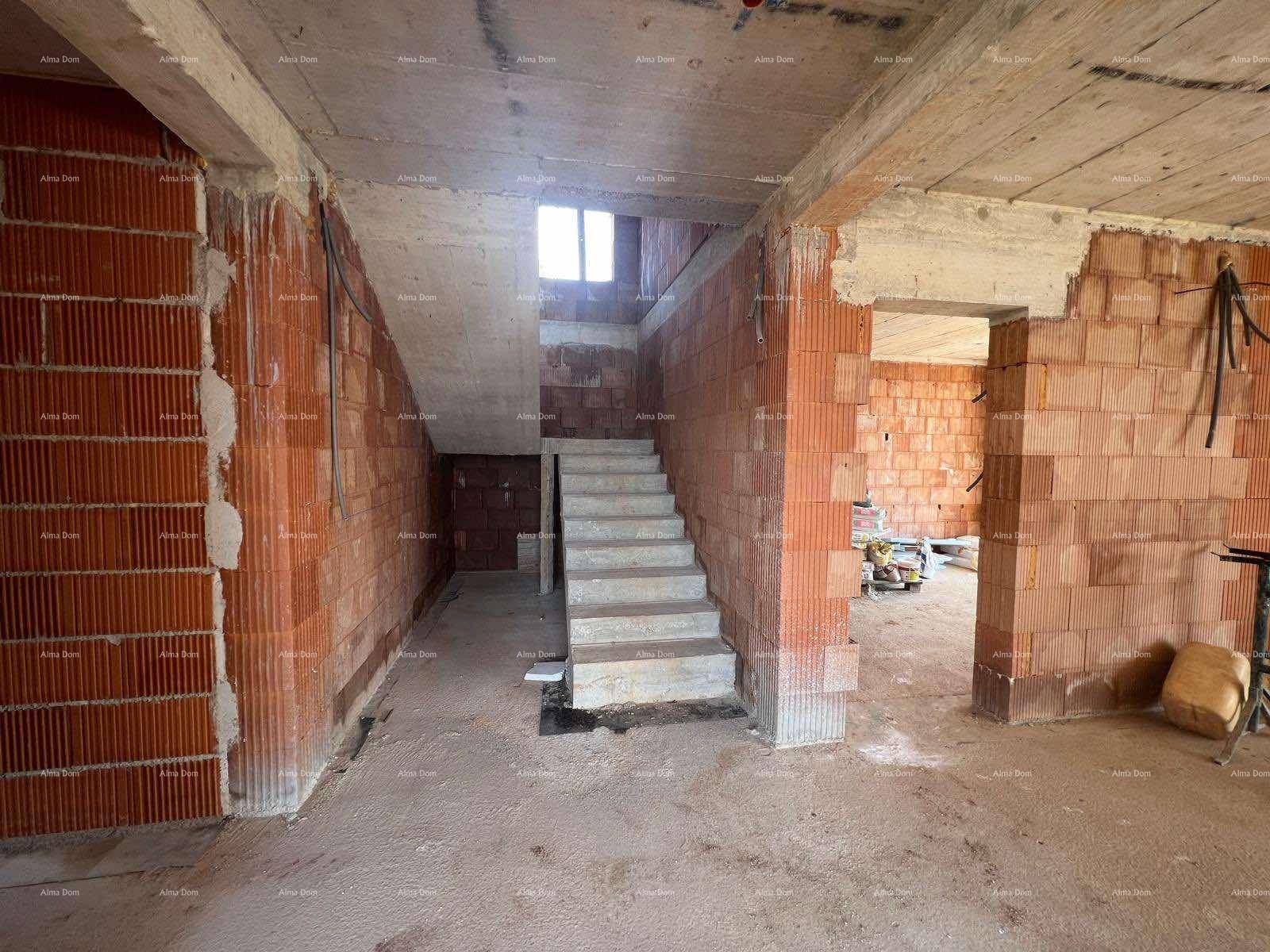 Treppenhaus im Rohbau mit Betontreppe und Ziegelwänden, bereit für den Innenausbau.