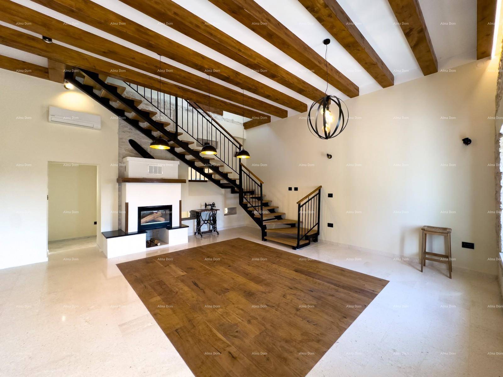 Heller Wohnbereich mit sichtbaren Holzbalken, elegantem Kamin und geschwungener Treppe.