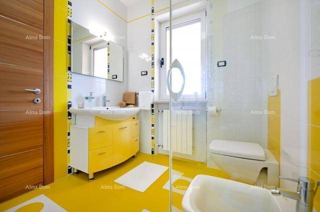 Farbenfrohes Badezimmer mit gelben Fliesen, Dusche, WC und Bidet.