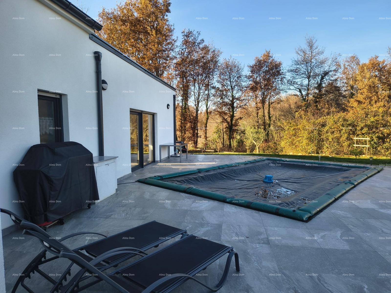 Geflieste Terrasse mit Liegestühlen und Blick auf den abgedeckten Pool und die grüne Umgebung.