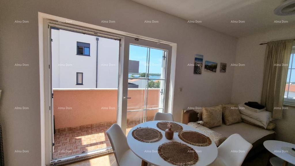 Heller Essbereich mit Zugang zum Balkon, bietet Platz für gesellige Runden.