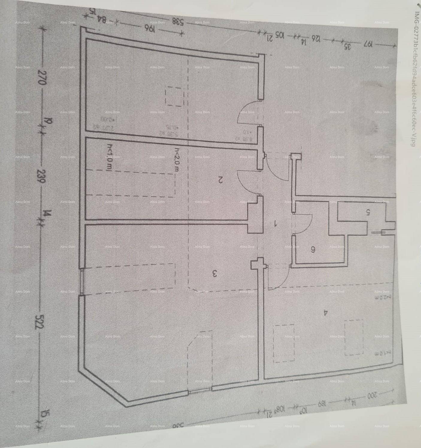 Grundrissplan mit Maßangaben und der Aufteilung in mehrere Räume.