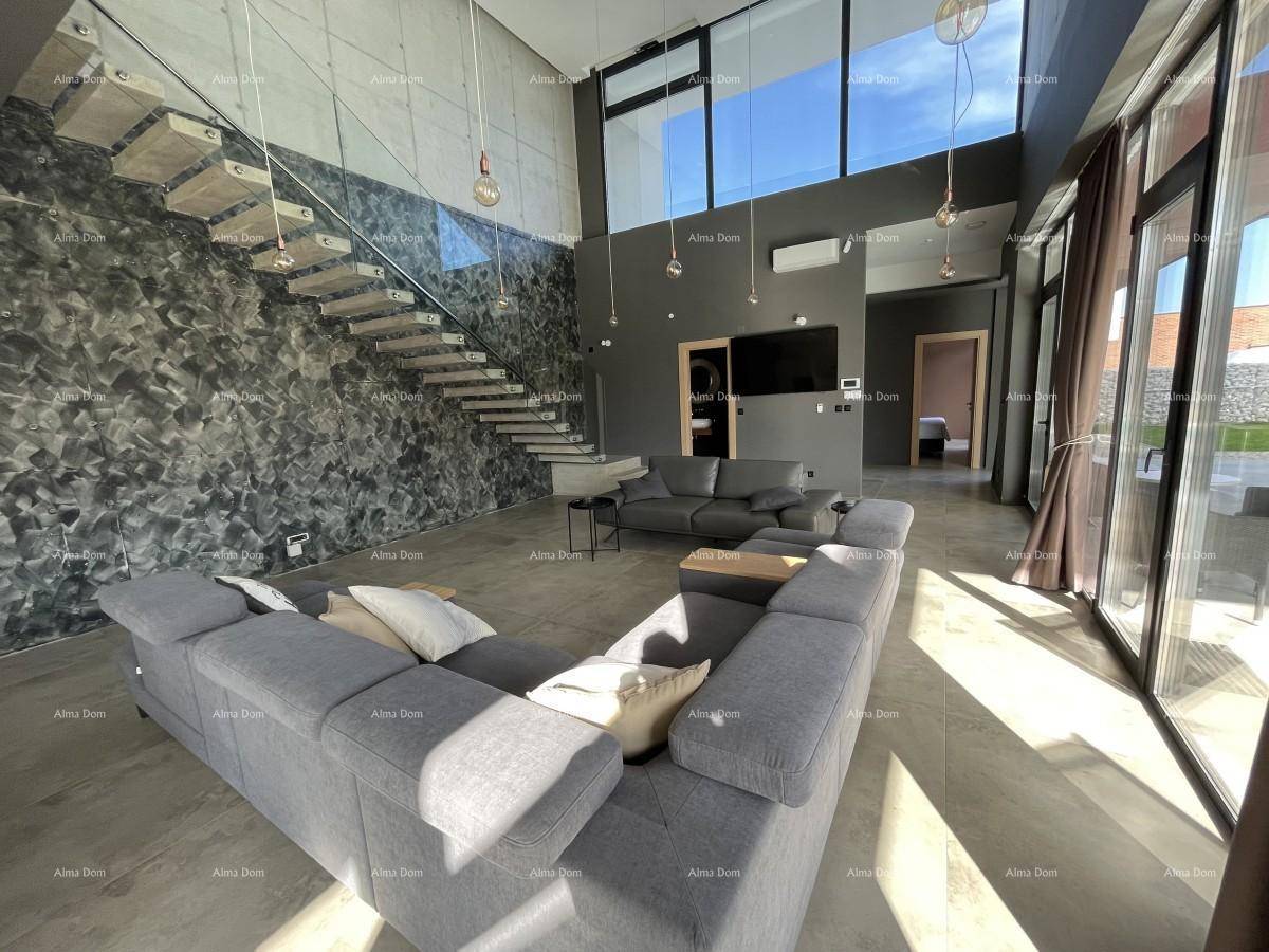 Geräumiges Wohnzimmer mit bequemer Couch und hohen Decken, durchflutet von natürlichem Licht.