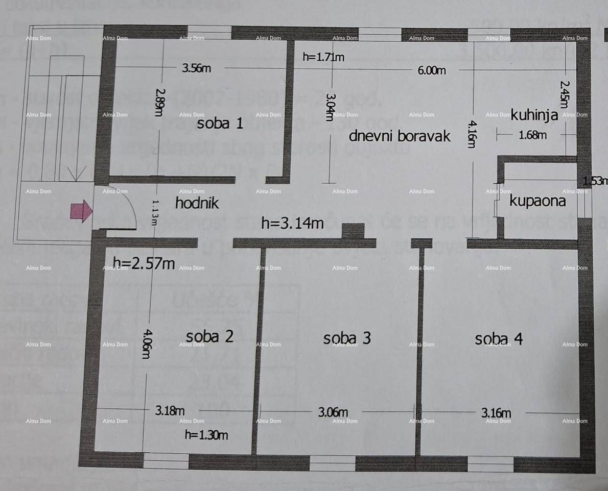 Grundrissplan mit vier Zimmern, Wohnbereich, Küche und Bad, inklusive Maßangaben.