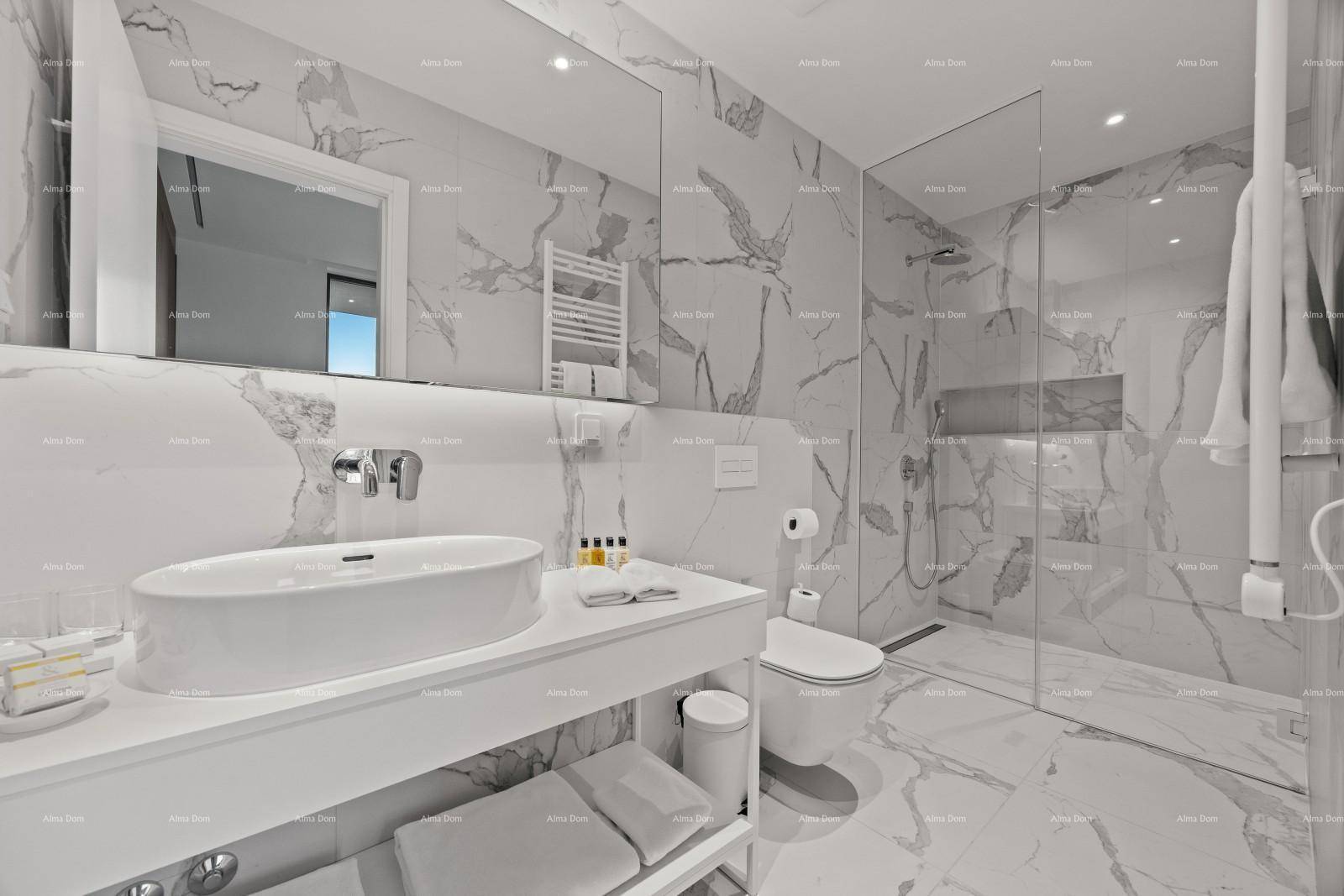 Elegantes Badezimmer mit Marmorfliesen, modernem Waschtisch, wandhängendem WC und begehbarer Dusche.